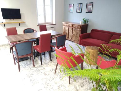 La Ferme Du Parc的客厅配有桌椅和沙发