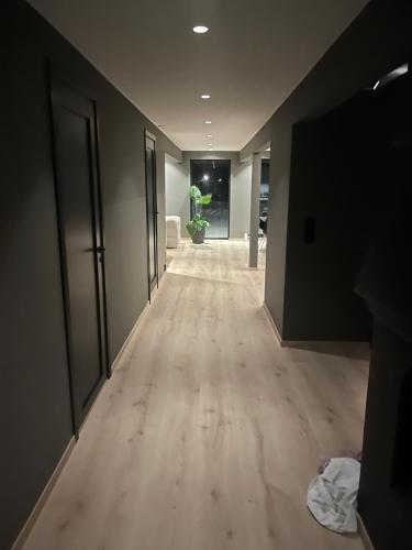 特隆赫姆Villa ved Granåsen VM2025的空的走廊,房间铺有木地板