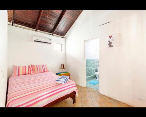 卡维塔bungalow cactus frente ala playa的一间卧室配有一张床,浴室设有窗户