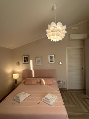 贾迪尼-纳克索斯DOLCEVITA NAXOS terrace&apartment的一间卧室配有一张大床和一个吊灯。