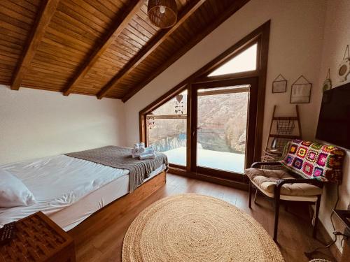 Haremi Garden Suit Bungalovs的一间卧室设有一张床和一个大窗户