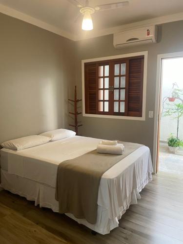 乌巴图巴Chilli Brasil Suite的一间卧室配有一张床,上面有两条毛巾