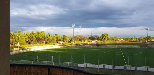 利戈尔塞姆Green Field Lodge的一座空的网球场,有足球场