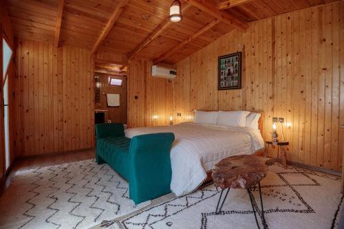 奥比丹达洛维弗旅馆的一间卧室配有一张床和一把绿色椅子