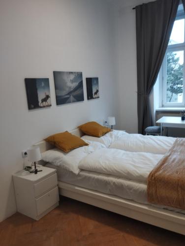 维也纳RP-Stay的卧室设有一张白色大床和一扇窗户。