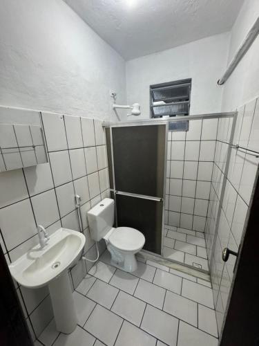 安格拉杜斯雷斯Casa Bela Vista的白色的浴室设有卫生间和水槽。