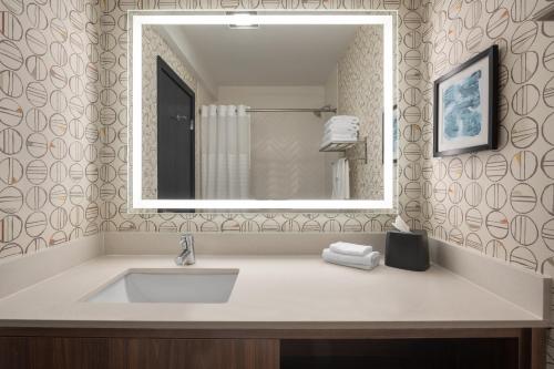 安大略安大略克拉丽奥酒店的一间带水槽和镜子的浴室