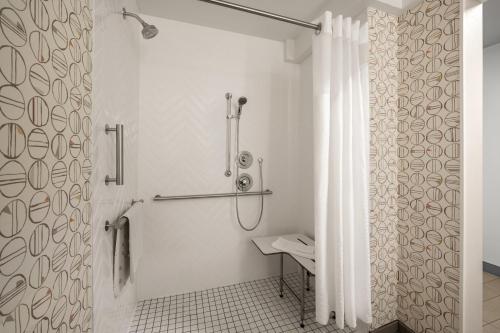 安大略安大略克拉丽奥酒店的带淋浴和浴帘的浴室