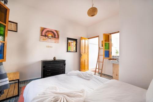 索维拉Giraffe Hostel-Sea view Rooftop的一间带白色床的卧室和一间浴室