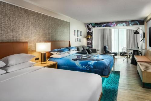 米西索加多伦多国际机场喜来登酒店的酒店客房带两张床和一个客厅