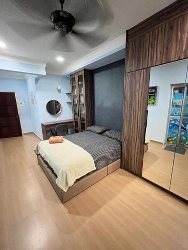 峇冬加里Iwan Ila Homestay的一间卧室设有一张床和天花板
