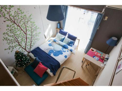 浦安Maison Cresta Urayasu - Vacation STAY 11150的一间小卧室,配有床和一棵树