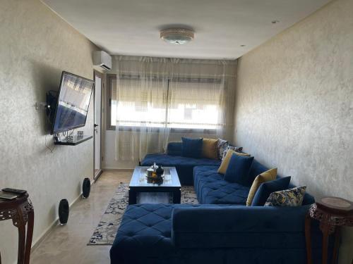 曼苏里亚Malaga beach的客厅配有蓝色的沙发和电视