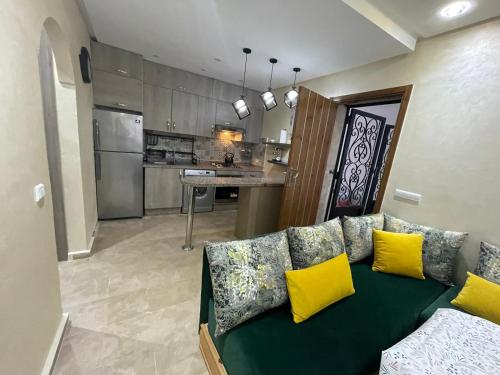曼苏里亚Malaga beach的带沙发的客厅和厨房