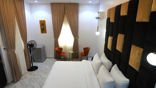 莱基SHORTLETMART Apartments的酒店客房设有床和窗户。