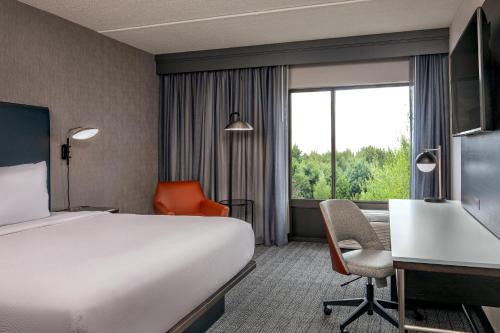 马尔伯勒波士顿莫尔伯勒万怡酒店的配有一张床、一张书桌和一扇窗户的酒店客房