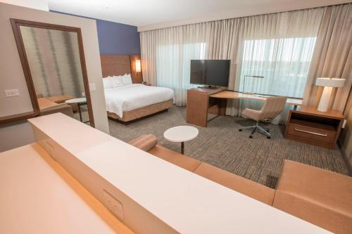 辛辛那提Residence Inn by Marriott Cincinnati Midtown/Rookwood的大型酒店客房,配有一张床和一张书桌