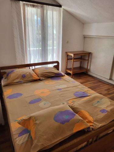 斯特鲁加Vreshtat e Liqenit-Ezerski Llozja的一间卧室配有一张床铺,床上有毯子