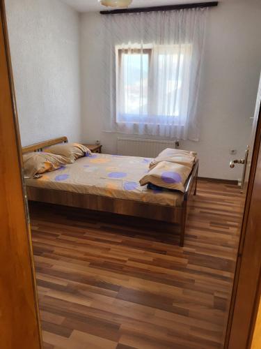斯特鲁加Vreshtat e Liqenit-Ezerski Llozja的一间卧室设有一张床和一个窗口