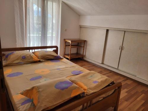 斯特鲁加Vreshtat e Liqenit-Ezerski Llozja的一间带床的卧室,位于带窗户的房间内