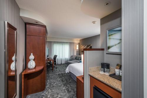 班戈班戈尔万怡酒店的配有一张床和一张书桌的酒店客房