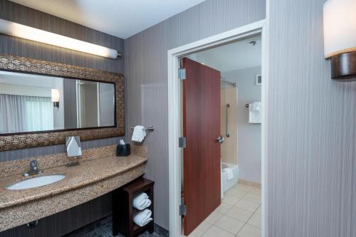 班戈班戈尔万怡酒店的一间带水槽和镜子的浴室