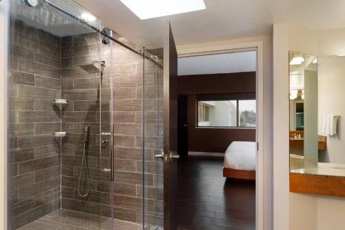 核桃溪核桃溪万豪酒店的带淋浴的浴室和玻璃门