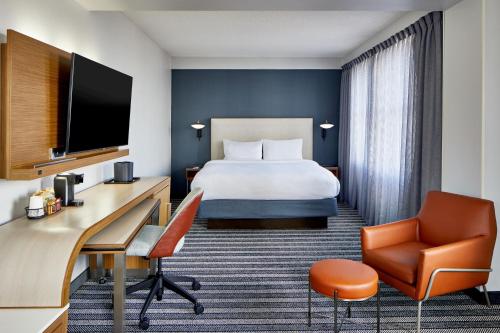 纳什维尔纳什维尔市中心万怡酒店的配有一张床和一张书桌的酒店客房
