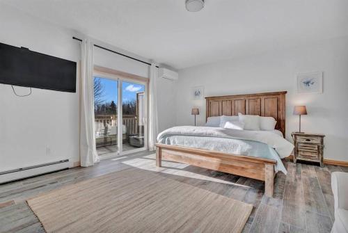 Owls HeadOcean View Duplex with Walk to Beach的一间卧室设有一张大床和一个大窗户