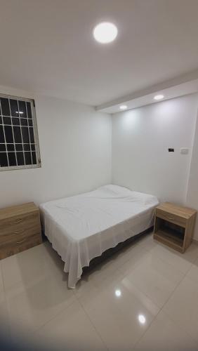 巴耶杜帕尔Casa Villaconcha的白色的客房设有一张床和两张桌子