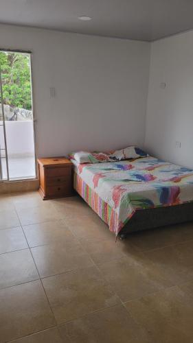 巴耶杜帕尔Casa Villaconcha的一间卧室设有一张床和一个窗口