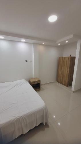 巴耶杜帕尔Casa Villaconcha的白色卧室配有床和木柜