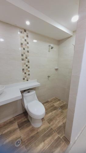 巴耶杜帕尔Casa Villaconcha的浴室配有白色卫生间和盥洗盆。