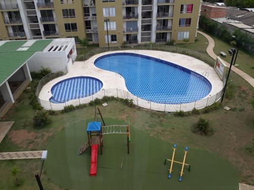 巴耶杜帕尔Apartamentos sammtours的享有带游乐场的游泳池的顶部景致