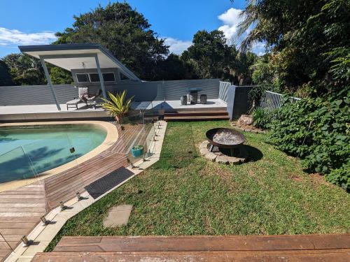 麦夸里港Luxury oasis resort Pet friendly apartment with private pool and spa的后院设有游泳池和火坑