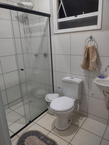 里贝朗普雷托Casa RibeirãoPreto的浴室配有卫生间、淋浴和盥洗盆。