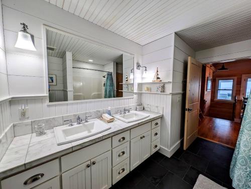 MilbridgeOceanside Saltwater Farm House NEW的一间带两个盥洗盆和大镜子的浴室