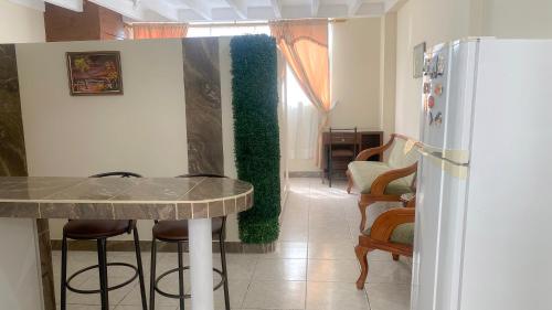 基多SUITE AMOBLADA TODO INCLUIDO的厨房设有柜台和绿色的墙壁