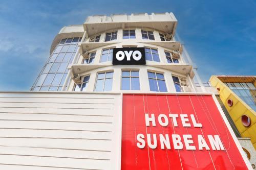 瓜廖尔Collection O Hotel Sunbeam的大楼前的三明治标志