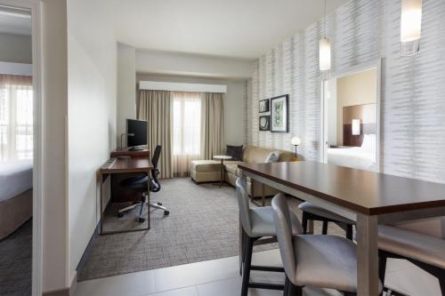 哥伦布万豪哥伦布北极星酒店的酒店客房设有书桌和用餐室。