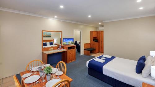 考拉布莱克奥特汽车旅馆的酒店客房 - 带一张床和用餐室