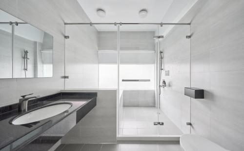 花莲市像個家plus民宿 AT home plus B&B的一间带两个水槽和玻璃淋浴间的浴室