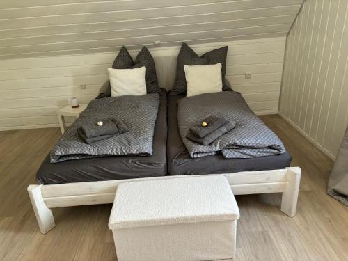 BenningenFerienwohnung Alpenblick的客房内的沙发上配有枕头