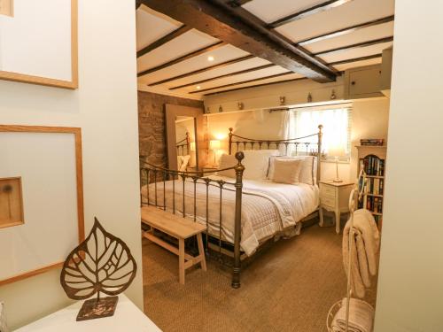 米德尔赫姆In & Out Cottage的一间卧室配有一张床和一张书桌