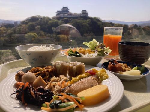 和歌山和歌山县微笑酒店的餐桌,饭盘和饮料