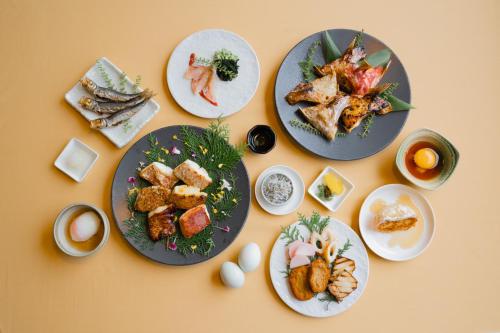 松山松山灿路都大饭店的一张桌子,上面放着食物和鸡蛋