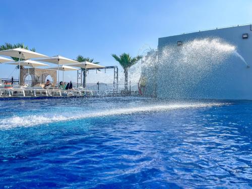 庆州The Terrace Hotel的喷水到空气中的游泳池