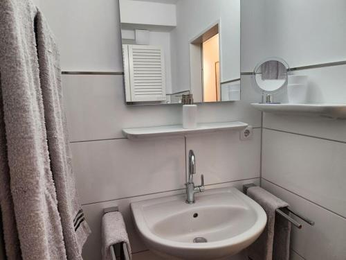 万根沃格Sound of the sea Modern retreat的白色的浴室设有水槽和镜子