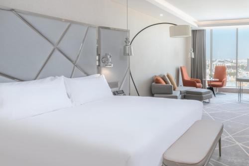利雅德利雅得民哈尔皇冠假日酒店的酒店客房设有床和客厅。