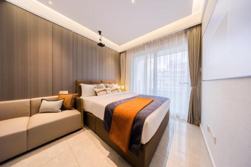 深圳玺客行政公寓酒店（深圳福田会展中心店）的一间卧室配有一张床和一张沙发